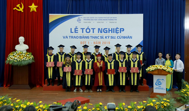 PGS.TS Nguyễn Hoàng Tú Anh, Hiệu trưởng trao bằng thạc sĩ cho các học viên