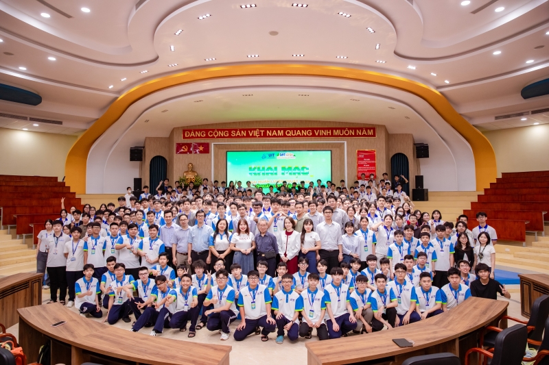 Hơn 400 tài năng trẻ khởi động hành trình kết nối tri thức tại UIT Algo Bootcamp - Kỳ huấn luyện mùa thu năm 2025