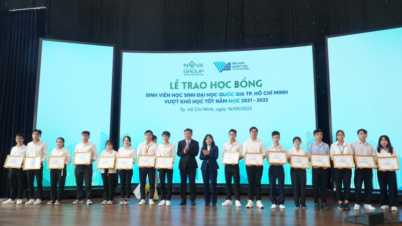 Trao 1 tỷ đồng học bổng cho học sinh, sinh viên ĐHQG-HCM