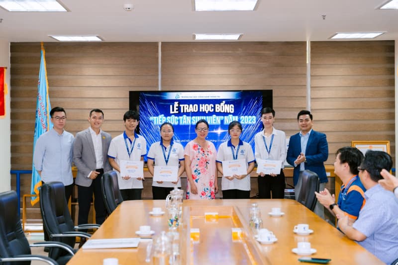 Lễ trao học bổng Tiếp sức Tân sinh viên năm 2023 - Ươm mầm tương lai cùng RuNam