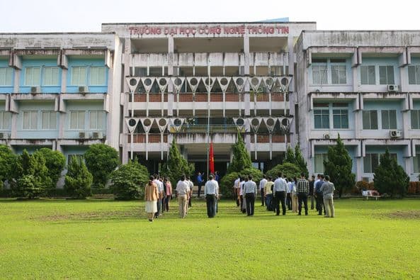 Trường Đại học Công nghệ Thông tin tổ chức nghi thức chào cờ Tổ quốc