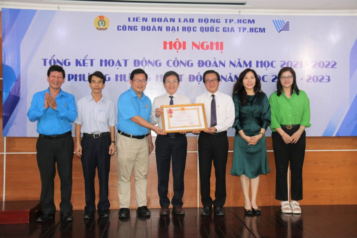  Công đoàn ĐHQG-HCM nhận huân chương lao động hạng ba