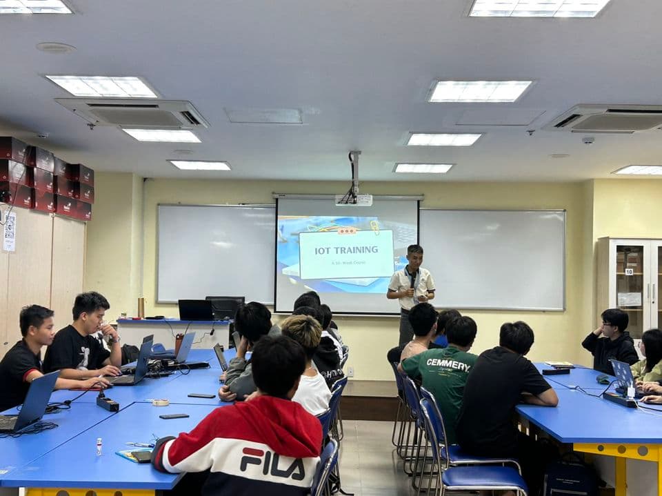 Phòng thực hành E3.1| Khai giảng IoT Training Class 
