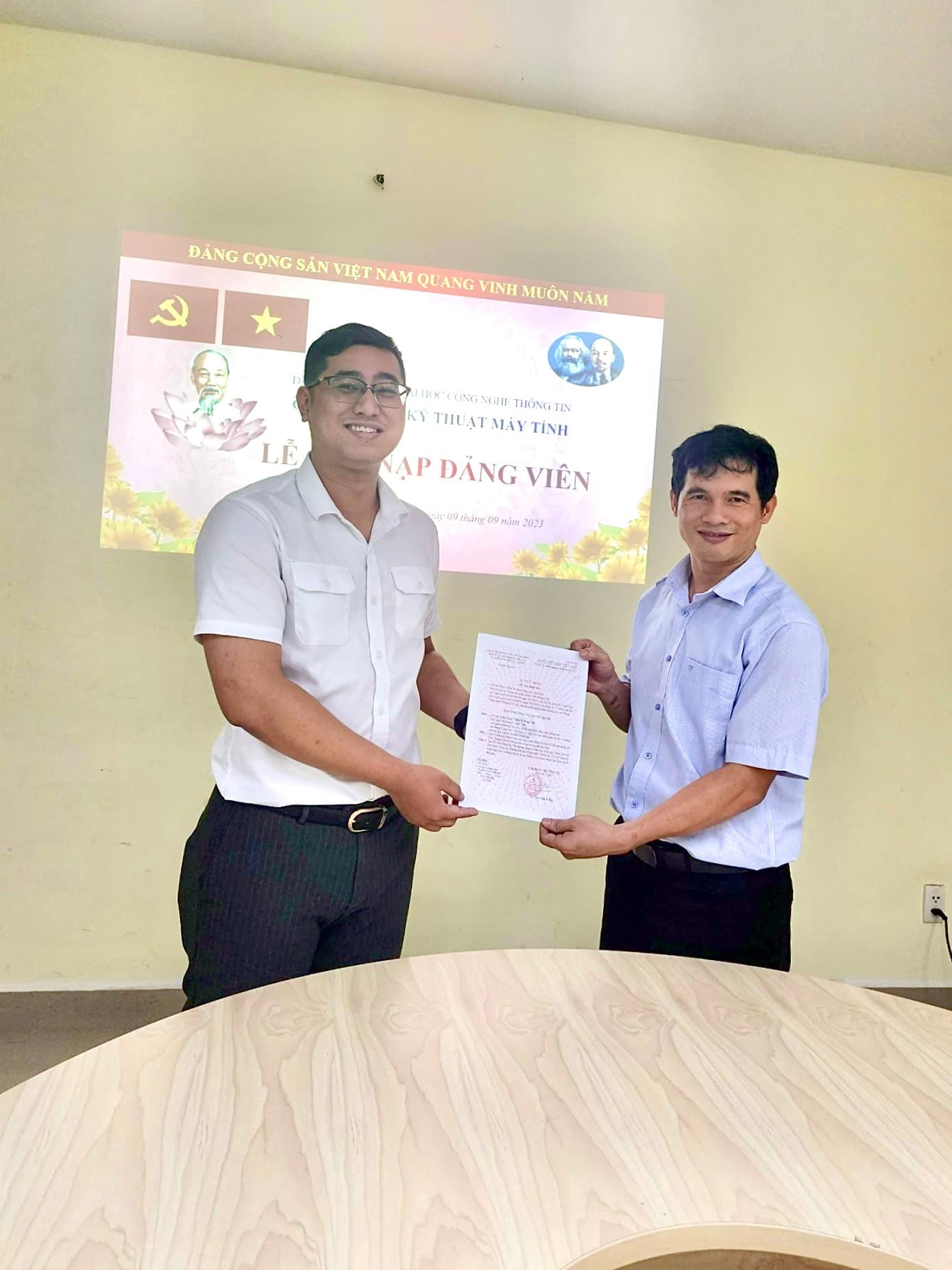 Chúc mừng đồng chí Trần Hoàng Lộc - Ủy viên Ban thường vụ Đoàn trường Bí thư Đoàn khoa Kỹ thuật Máy tính được vinh dự đứng vào hàng ngũ của Đảng