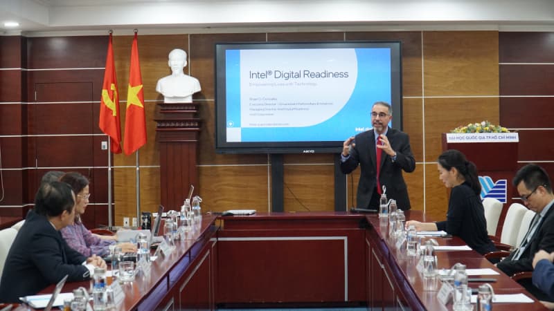 Tập đoàn Intel đề xuất hợp tác Đào tạo AI tại ĐHQG-HCM 