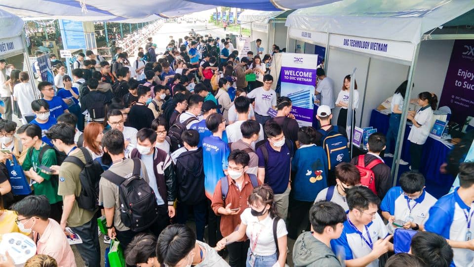 UIT JOB FAIR 2023 : Sinh viên được "săn" bởi các doanh nghiệp công nghệ hàng đầu với thu nhập đối với một sinh viên mới ra trường có thể lên tới 1000 USD