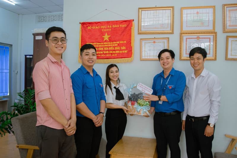 Ban Thường vụ Thành Đoàn TP. Thủ Đức thăm chúc mừng Trường Đại học Công nghệ Thông tin nhân ngày Nhà giáo Việt Nam 20/11/2023