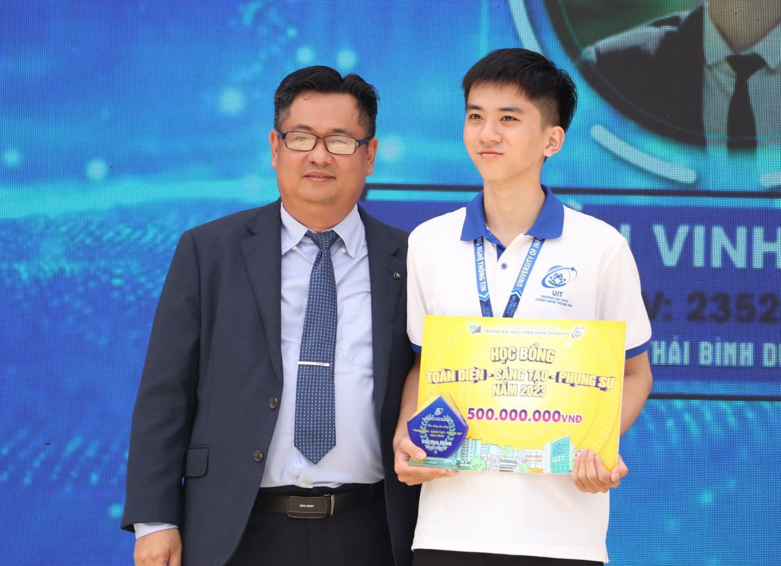 Gặp gỡ sinh viên nhận học bổng 500 triệu đồng của trường Đại học Công nghệ Thông tin 