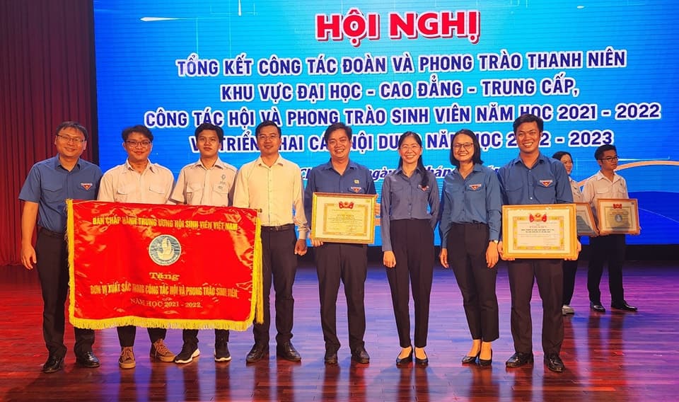  Đoàn Thanh niên- Hội Sinh viên UIT nhận được các danh hiệu khen thưởng tại Hội nghị tổng kết công tác Đoàn và phong trào thanh niên khu vực Đại học - Cao đẳng - Trung cấp, công tác Hội và phong trào sinh viên thành phố năm học 2021 - 2022