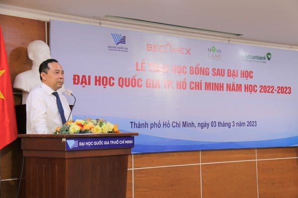  ĐHQG-HCM trao 1,5 Tỷ đồng học bổng cho Nghiên cứu sinh, học viên cao học 