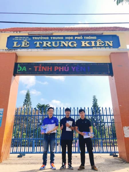 HÀNH TRÌNH ĐẠI SỨ SINH VIÊN VỀ PHÚ YÊN GHÉ THĂM TRƯỜNG THPT LÊ TRUNG KIÊN 