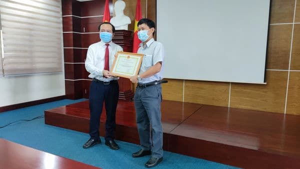 Trung đội tự vệ Trường Đại học Công nghệ Thông tin nhận bằng khen từ Giám đốc ĐHQG-HCM