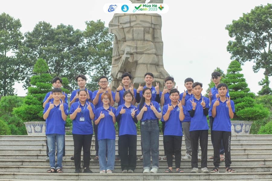 [Mùa hè xanh - Đội hình xung kích] Khoác màu áo mới cho nghĩa trang liệt sĩ thành phố