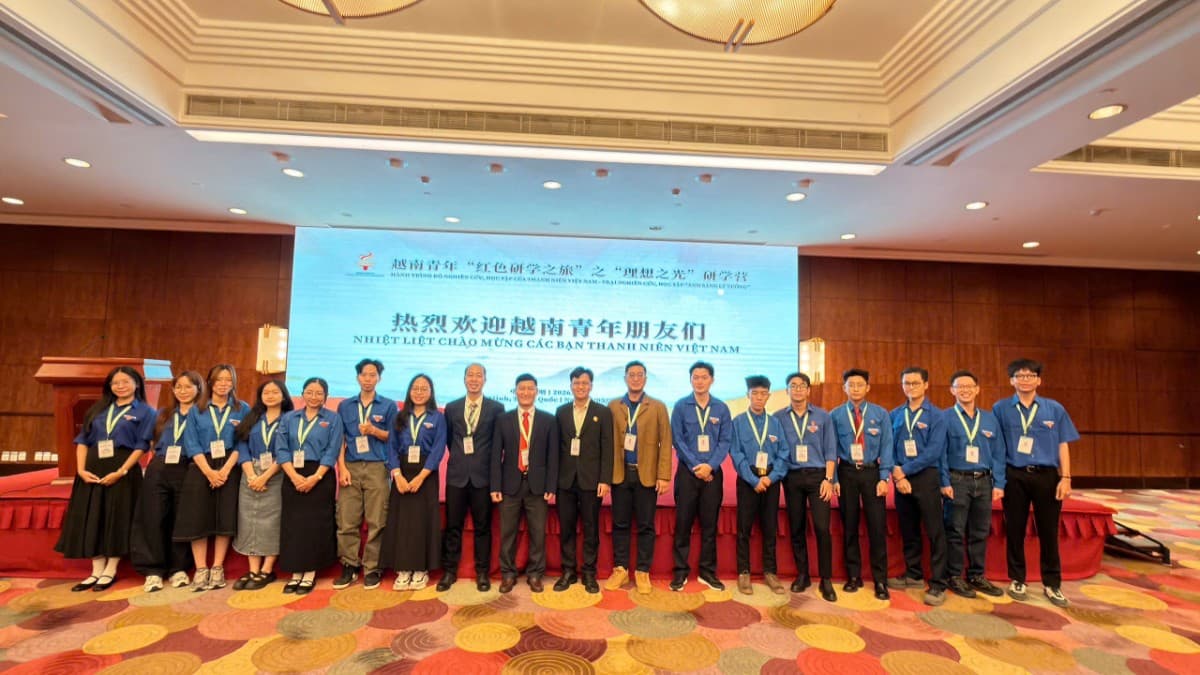 #UITGoGlobal 🌏 Sinh viên UIT tiếp nối “Hành trình đỏ” tại Trung Quốc với nhiều trải nghiệm ý nghĩa