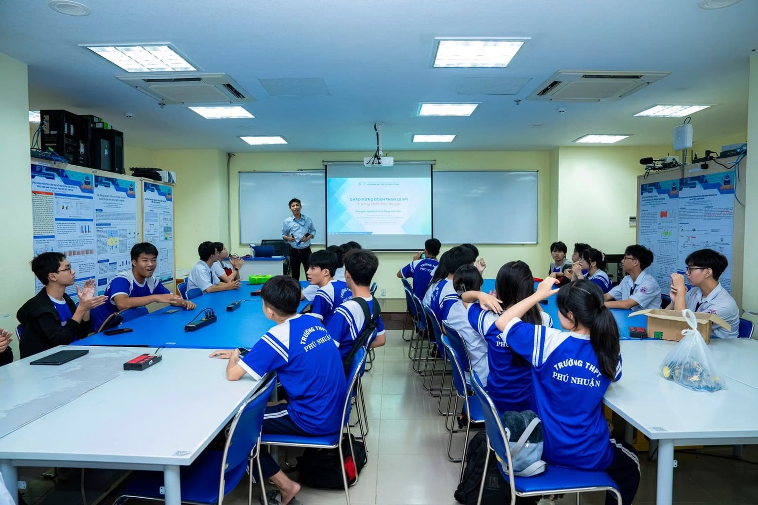 Uni Tour 2026: Một ngày trải nghiệm UIT của học sinh THPT - Từ vi mạch đến tư duy giải quyết vấn đề