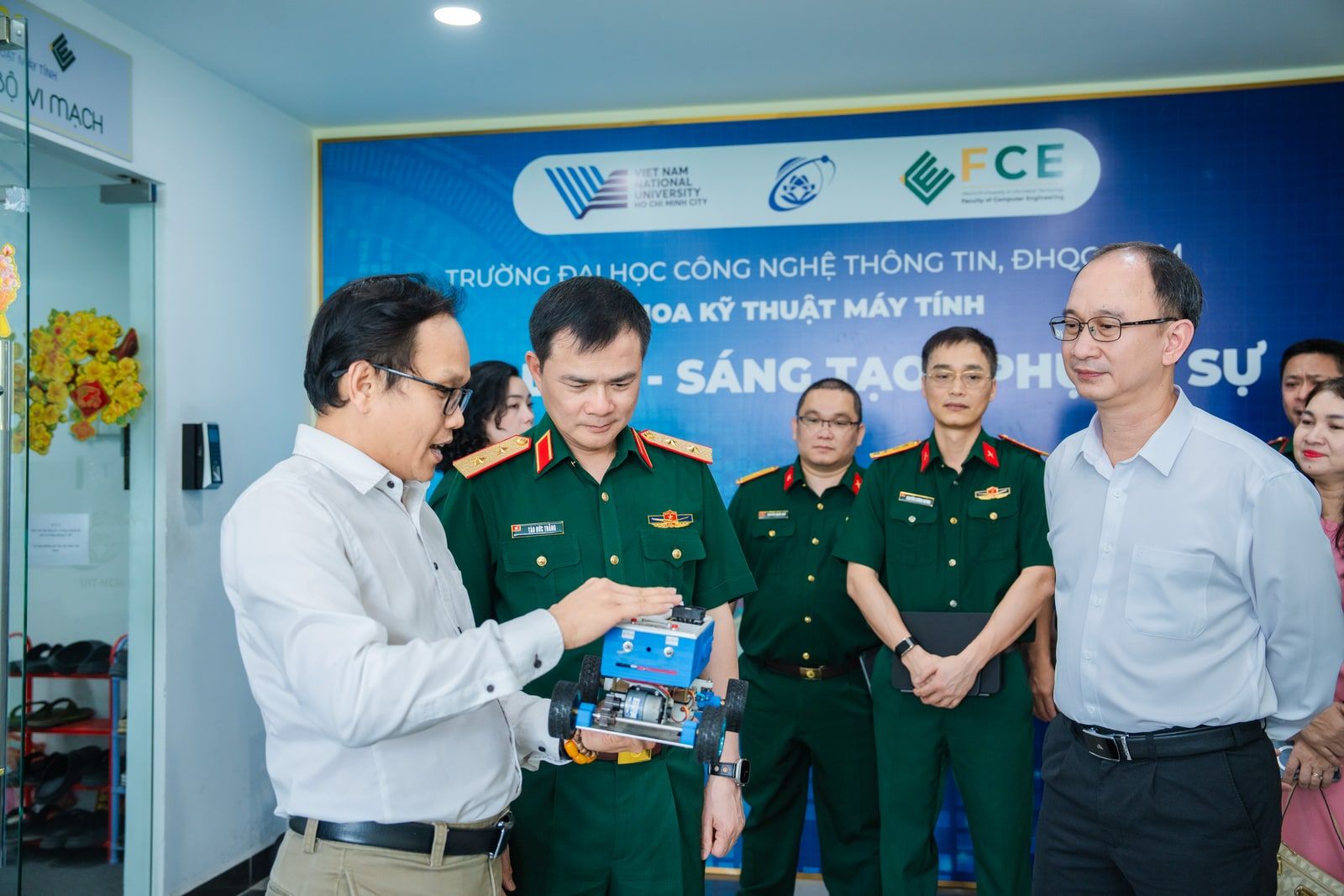 Asic Lab Đoàn công tác Viettel tham quan ASIC Lab tại UIT
