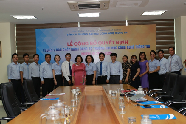 Buổi lễ trao Quyết định Chuẩn y Ban Chấp hành Đảng bộ
