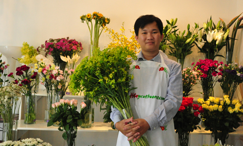 ky-su-cong-nghe-thong-tin-ban-hoa-tuoi-kiem-900-trieu-moi-thang