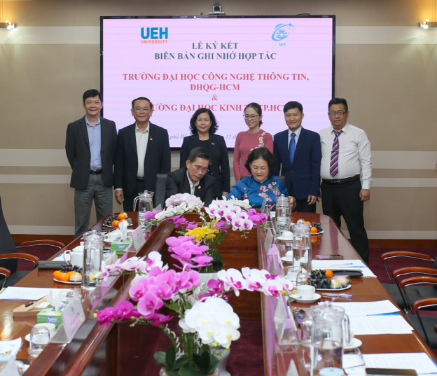 GS.TS. Sử Đình Thành và PGS.TS. Nguyễn Hoàng Tú Anh – Hiệu trưởng của 2 Trường  cùng ký kết Biên bản hợp tác