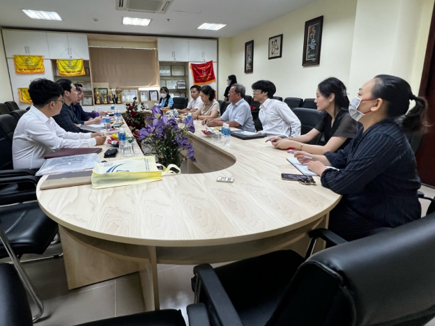PGS.TS. Nguyễn Hoàng Tú Anh trao quà lưu niệm đến VECOM