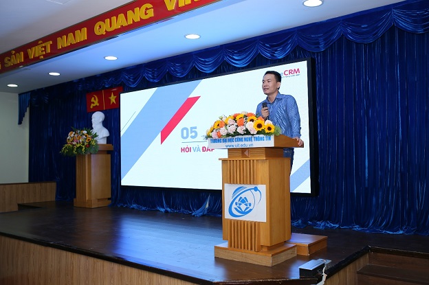 Diễn giả Bùi Cao Học trình bày tại Báo cáo phiên toàn thể