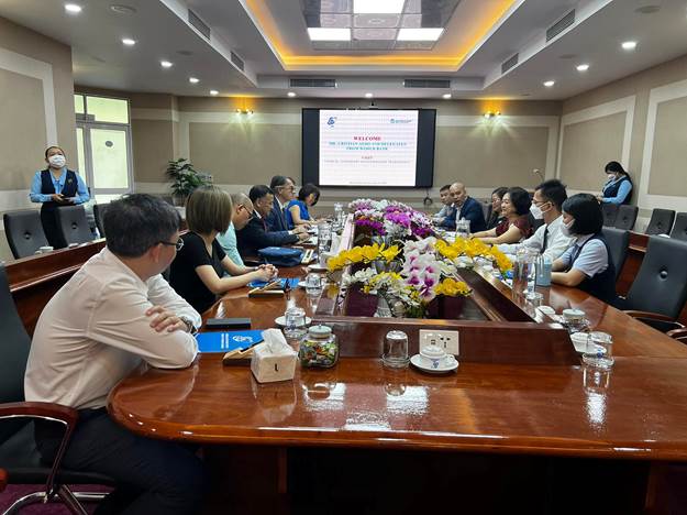 Lãnh đạo Trường ĐH CNTT tiếp đón đoàn WB