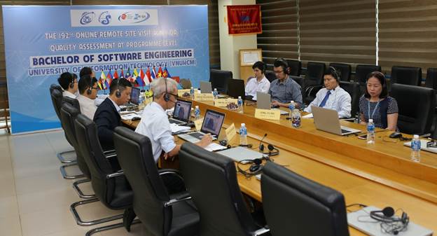 Lãnh đạo Trường và Khoa tham dự phiên khai mạc