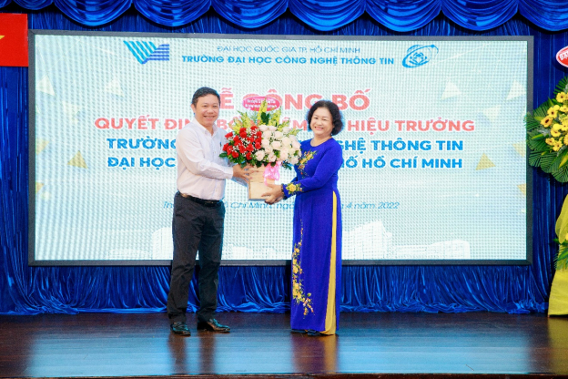 PGS.TS. Dương Anh Đức – Phó Chủ tịch Ủy ban nhân dân TP.HCM  trao tặng hoa chúc mừng PGS.TS. Nguyễn Hoàng Tú Anh