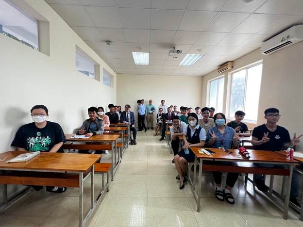 Đại diện WB khảo sát và phỏng vấn sinh viên ĐH CNTT