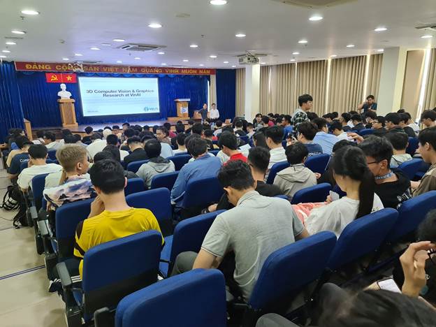 Sinh viên tham dự báo cáo của TS. Sơn