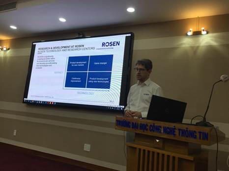 Ông Stefan Schemermback trình bày về Trung tâm Nghiên cứu và Phát triển Rosen