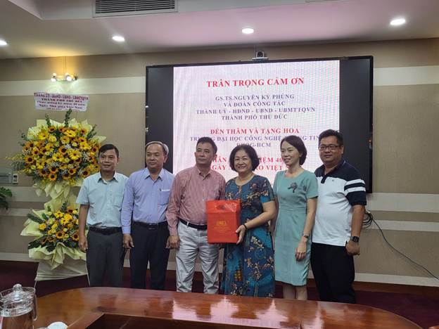 Phó Chủ tịch Thành phố Thủ đức đến thăm và tặng hoa Trường Đại học Công nghệ Thông tin nhân dịp ngày Nhà giáo Việt Nam 20/11