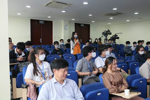 Sinh viên đặt câu hỏi đến các diễn giả