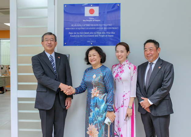 Ngài Watanabe Nobuhiro, PGS.TS. Nguyễn Hoàng Tú Anh, TS. Nguyễn Lưu Thùy Ngân, và đại diện của Hiệp hội Nhật Bản chụp hình lưu niệm trước Phòng học