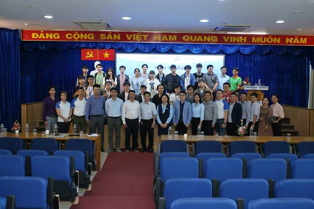 Lãnh đạo Trường, các diễn giả, các giảng viên, và sinh viên chụp hình lưu niệm