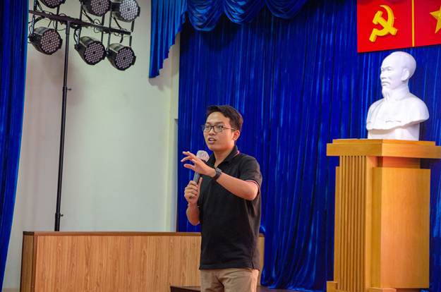 A person standing in front of a stage holding a microphone

AI-generated content may be incorrect.