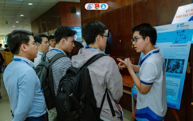 A group of people in a room

AI-generated content may be incorrect.