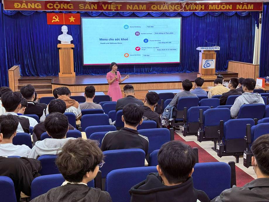 A person giving a presentation to a group of people

AI-generated content may be incorrect.