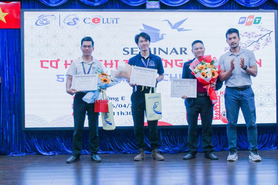 A group of men holding certificates

AI-generated content may be incorrect.