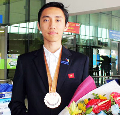 tro-thanh-ban-tay-vang-cong-nghe-thong-tin-tu-me-game