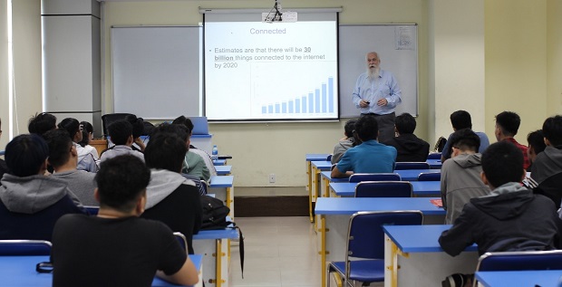 TS. Dean Steer trình bày chuyên đề iOT