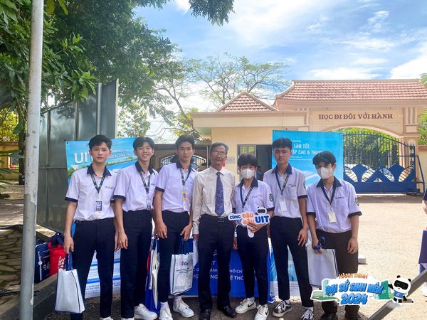 https://www.uit.edu.vn/sites/vi/files/image_from_word/399983639_625465549786661_7723177499611858661_n.jpg