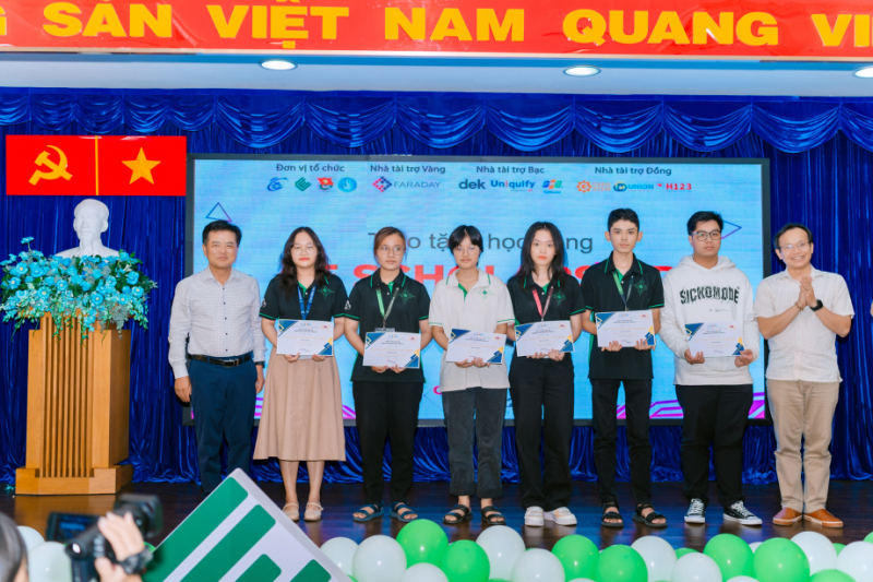 https://www.uit.edu.vn/sites/vi/files/image_from_word/ce1.jpeg