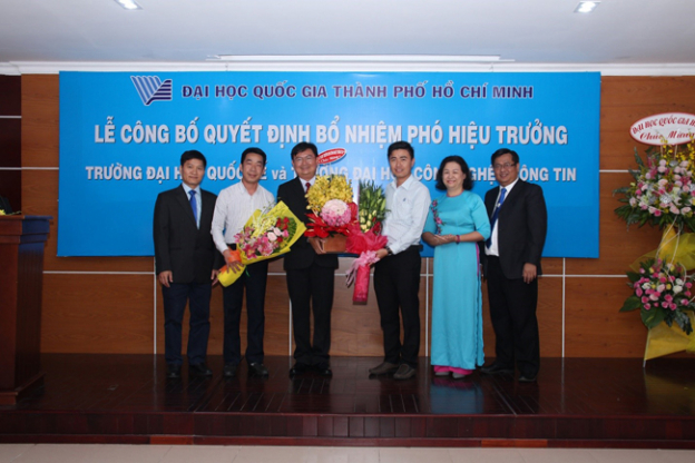 Đại diện Công đoàn, Đoàn Thanh niên tặng hoa chúc mừng tân Phó Hiệu Trưởng - TS. Nguyễn Anh Tuấn