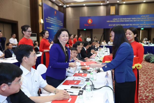Giám đốc Công ty Vintech trao Bảng Ghi nhớ hợp tác cho PGS.TS. Nguyễn Hoàng Tú Anh