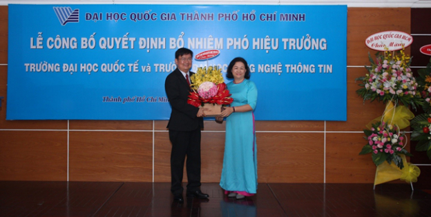 PGS.TS. Nguyễn Hoàng Tú Anh tặng hoa chúc mừng tân Phó Hiệu trưởng - TS. Nguyễn Anh Tuấn
