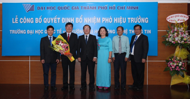 Tân Phó Hiệu trưởng - TS. Nguyễn Anh Tuấn chụp ảnh lưu niệm cùng các lãnh đạo của ĐHQG-HCM và Trường ĐH CNTT