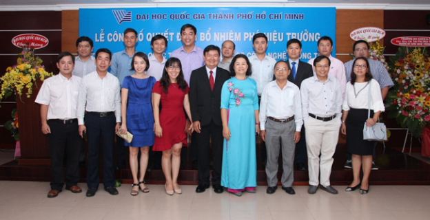 Tân Phó Hiệu trưởng - TS. Nguyễn Anh Tuấn chụp ảnh lưu niệm cùng các lãnh đạo của Trường ĐH CNTT