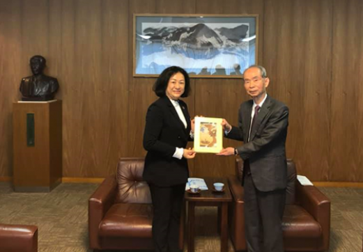 PGS.TS. Nguyễn Hoàng Tú Anh trao quà đến Chủ tịch của Tập đoàn HuReDee