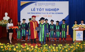 Đẩy nhanh xét tốt nghiệp đợt 18 - Sinh viên vui mừng nhận bằng trong lễ tốt nghiệp.
